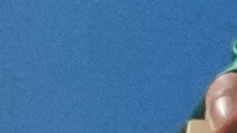 Osmar Olvera muestra su medalla y la bandera de México.