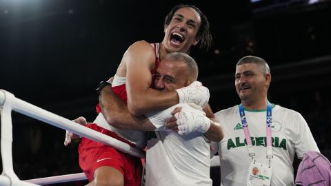 Imane Khelif en la celebración de su victoria por la medalla de oro.