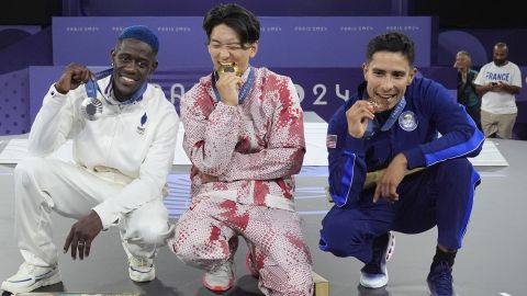 Los medallistas del breaking varonil en su debut olímpico: Danis Civil de Francia (plata), Philip Kim de Canadá (oro) y Víctor Montalvo (bronce) de Estados Unidos.