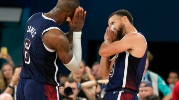 LeBron James y Stephen Curry celebrando uno de los triples del astro de los Golden State Warriors en la final del baloncesto olímpico contra Francia.