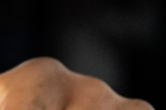 LeBron James posando con la medalla de oro del baloncesto masculino de los Juegos Olímpicos París 2024.