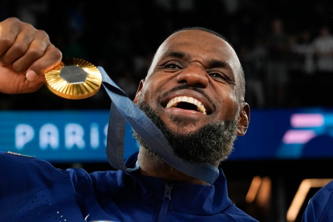LeBron James posando con la medalla de oro del baloncesto masculino de los Juegos Olímpicos París 2024.