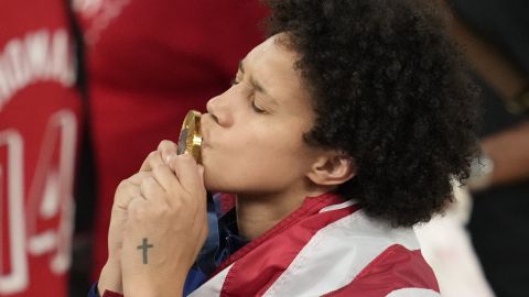 Brittney Griner besa la medalla de oro obtenida en París 2024.