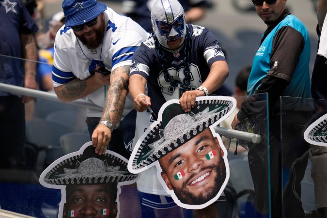 La afición de los Dallas Cowboys se mantiene fiel a su equipo a pesar de que no saben lo que es celebran un título desde hace 28 años.