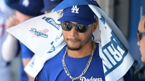 Mookie Betts en el dugout de los Dodgers durante el fin de semana.