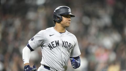 New York Yankees' Juan Soto, right, watches his home run off Chicago White Sox starting pitcher Jonathan Cannon, his second of the game, in the fifth inning of a baseball game Tuesday, Aug. 13, 2024, in Chicago. (AP Photo/Charles Rex Arbogast)