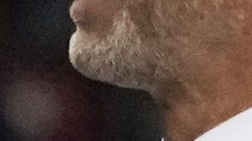 Kylian Mbappé con su primer trofeo en el Real Madrid.