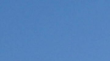 Palestinos evacuan una escuela que servía de refugio en Gaza porque Israel advirtió que sus fuerzas entrarían allí.