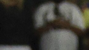 Luis Ángel Malagón se lamenta en el césped mientras los jugadores de Colorado Rapids celebran la victoria.