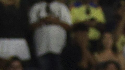 Luis Ángel Malagón se lamenta en el césped mientras los jugadores de Colorado Rapids celebran la victoria.
