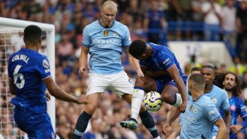 Manchester City's Erling Haaland, centre, challenges for the ball with Chelsea's Wesley Fofana during the English Premier League soccer match between Chelsea and Manchester City at Stamford Bridge stadium in London, England, Sunday, Aug, 18, 2024. (AP Photo/Dave Shopland)