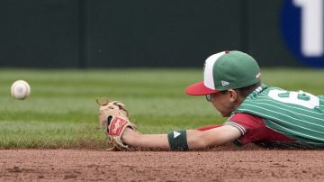 Mexico second baseman Gerardo Cisneros is unable to make a diving stop on a base hit by Cuba's Alejandro Vazquez during the fourth inning of a baseball game at the Little League World Series tournament in South Williamsport, Pa., Tuesday, Aug. 20, 2024. (AP Photo/Tom E. Puskar)