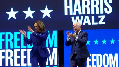 Kamala Harris y Tim Walz hicieron una pausa en Chicago para liderar un mitin en Wisconsin.