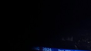 Michelle Obama recibe una intensa ovación al arribar al escenario de la DNC.