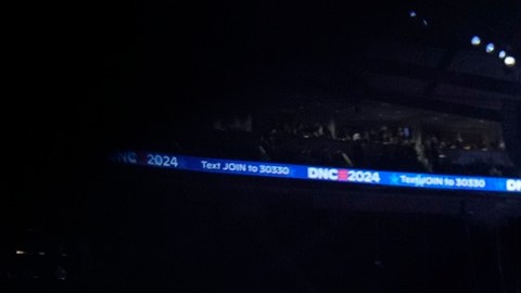 Michelle Obama recibe una intensa ovación al arribar al escenario de la DNC.