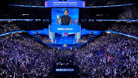 Michelle Obama recibe una intensa ovación al arribar al escenario de la DNC.