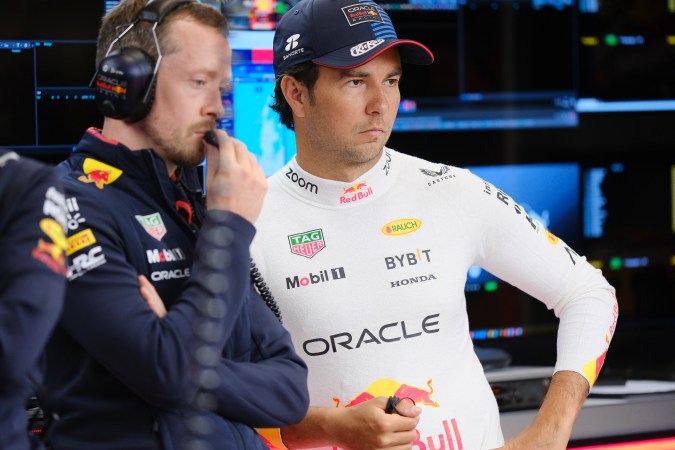 El mexicano Sergio "Checo" Pérez en el garage de Red Bull antes de la clasificación de este sábado en Países Bajos.