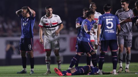 El futbolista uruguayo Juan Izquierdo tendido en el terreno de juego luego de desplomarse durante el encuentro entre Nacional y Sao Paulo por la Copa Libertadores el pasado jueves.