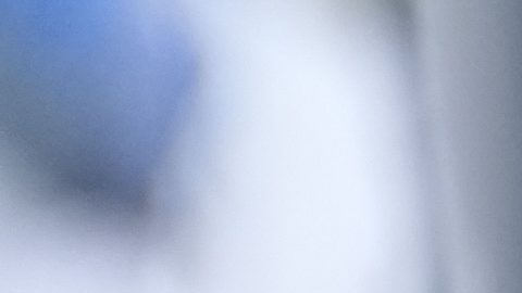 Un seguidor llora la muerte del futbolista en el muro dedicado al futbolista afuera de las instalaciones del nacional de Uruguay.