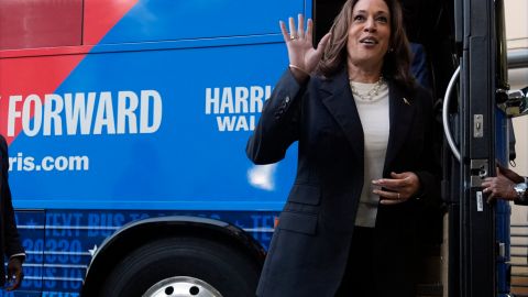 La candidata presidencial demócrata, la vicepresidenta Kamala Harris, saluda al salir de su autobús de campaña en Savannah, Georgia.