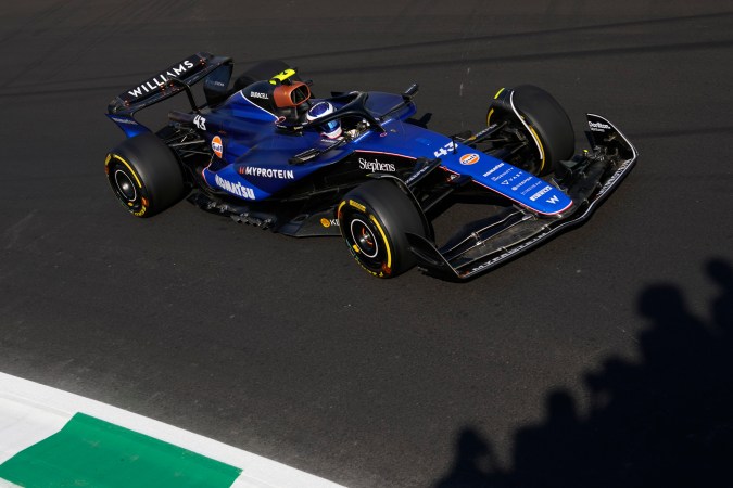 El argentino Franco Colapinto durante la segunda sesión de entrenamientos libres que se llevó a cabo este viernes en el circuito italiano de Monza.