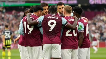 El mexicano Edson Álvarez junto a sus compañeros del West Ham antes de enfrentar al Manchester City.