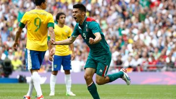 El mexicano Oribe Peralta celebrando durante la final olímpica de Londres 2012 donde El Tri se colgó el oro tras vencer a Brasil.