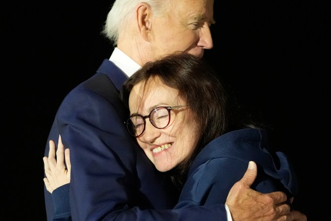 Alsu Kurmasheva abraza al presidente Biden a su llegada a EE.UU.