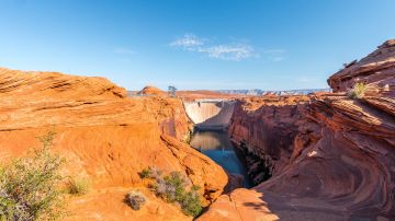 El Área Recreativa Nacional de Glen Canyon se extiende a lo largo de la frontera entre los estados de Utah y Arizona.