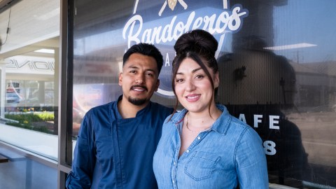 Sergio Barajas y Tiare Martínez posan para un retrato afuera de su restaurante Bandoleros Café en Huntington Beach.