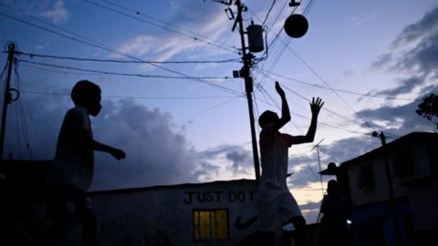 En algunas zonas populares de Caracas la desolación de las calles es extrema.