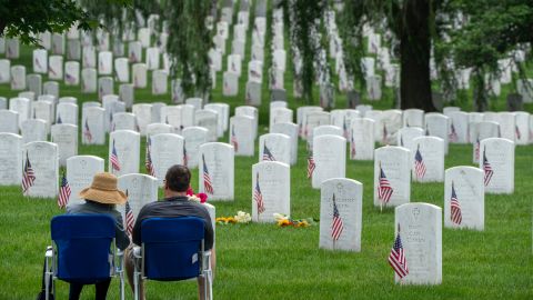 Una pareja visita el Cementerio Nacional de Arlington en Memorial Day, el 27 de mayo de 2024.