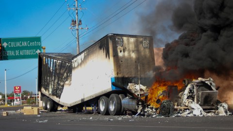 Con bloqueos, vehículos incendiados y enfrentamientos, violencia se desata en Sinaloa