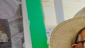 Víctor Jaramillo al lado de su puesto de venta de miel en El Sereno.