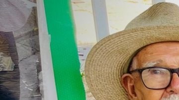 Víctor Jaramillo al lado de su puesto de venta de miel en El Sereno.