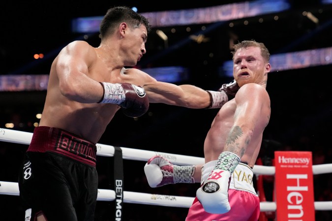 Dmitry Bivol y Canelo Álvarez