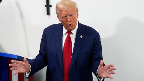 Trump tacha de ridícula la nueva acusación contra él y sugiere desestimarla