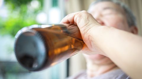 El consumo moderado de alcohol perjudica la salud de los adultos mayores