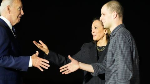 El presidente Joe Biden y la vicepresidenta Kamala Harris saludan al periodista Evan Gershkovich.