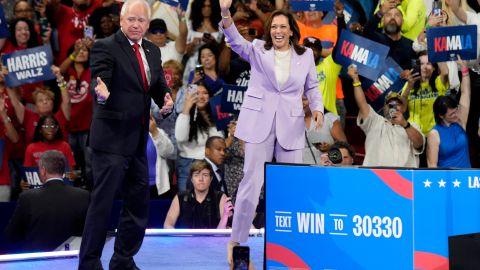 Tim Walz y Kamala Harris en un evento de campaña en la Universidad de Nevada en Las Vegas.