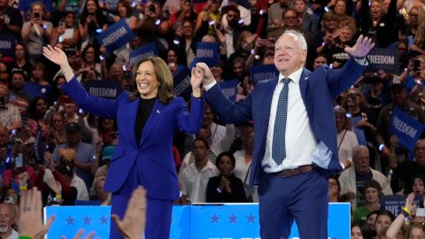 Kamala Harris y Tim Walz durante el mitin electoral en Milwaukee el 20 de agosto de 2024.