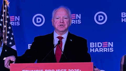 El gobernador de Minnesota, Tim Walz, es compañero de fórmula de Kamala Harris.