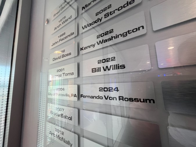 El nombre de Fernando Von Rossum ya se encuentra junto a los de otros galardonados con el premio Ralph Hay Pioneer por contribuciones innovadoras para la NFL.