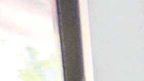 Martha López (d) atiende a sus clientes desde su negocio.