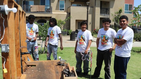 Los jóvenes construyeron una pequeña casa.