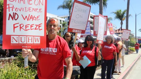 Trabajadores protestaron el miércoles afuera del hospital