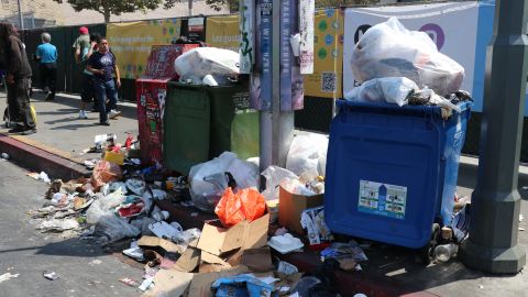 Gran cantidad de basura y olores fétidos sobre la calle Alvarado cerca de MacArthur Park.