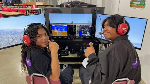Estudiantes reciben clases que los inspirarán en la carrera de aviación.