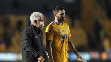 Monterrey, Nuevo León, 6 de noviembre de 2021.Ricardo Ferretti Director Técnico de Bravos de Juárez y André-pierre Gignac , durante el partido de la jornada 17 del torneo Grita México Apertura 2021 de la Liga BBVA MX, entre Tigres de la UANL y FC Juárez, celebrado en el estadio Universitario. Foto: Imago7/