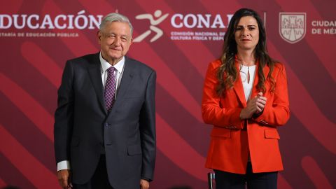 Andrés Manuel López Obrador, presidente de México, posa junto a Ana Guevara, titular de la CONADE.